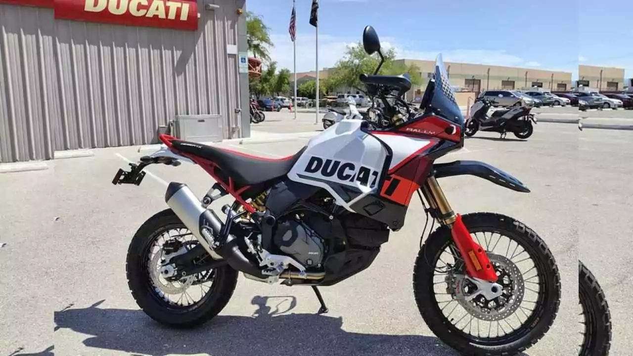 Ducati DesertX 2025: नया 890cc V2 इंजन के साथ एडवेंचर लवर्स के लिए आ रही है पावरफुल बीस्ट!