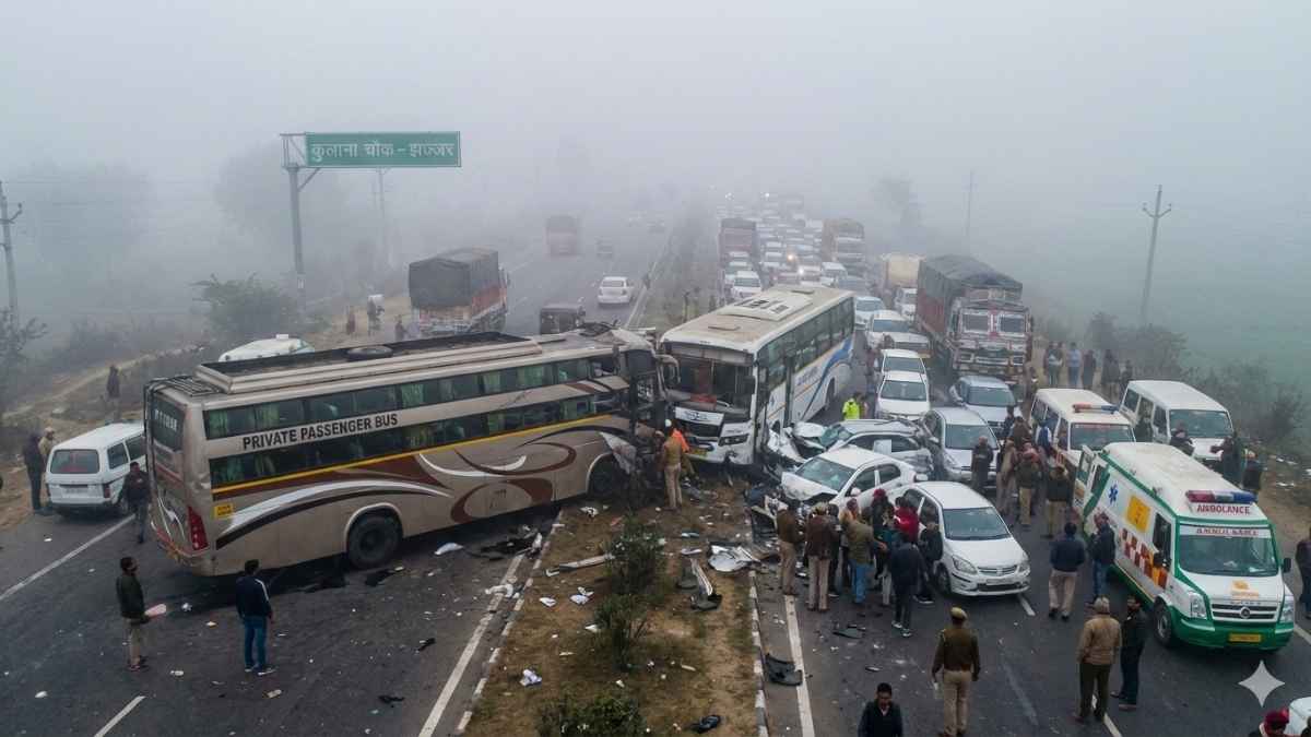 हरियाणा में घना कोहरा बना कहर: झज्जर-रेवाड़ी रोड पर बसों की भिड़ंत, कई यात्री घायल