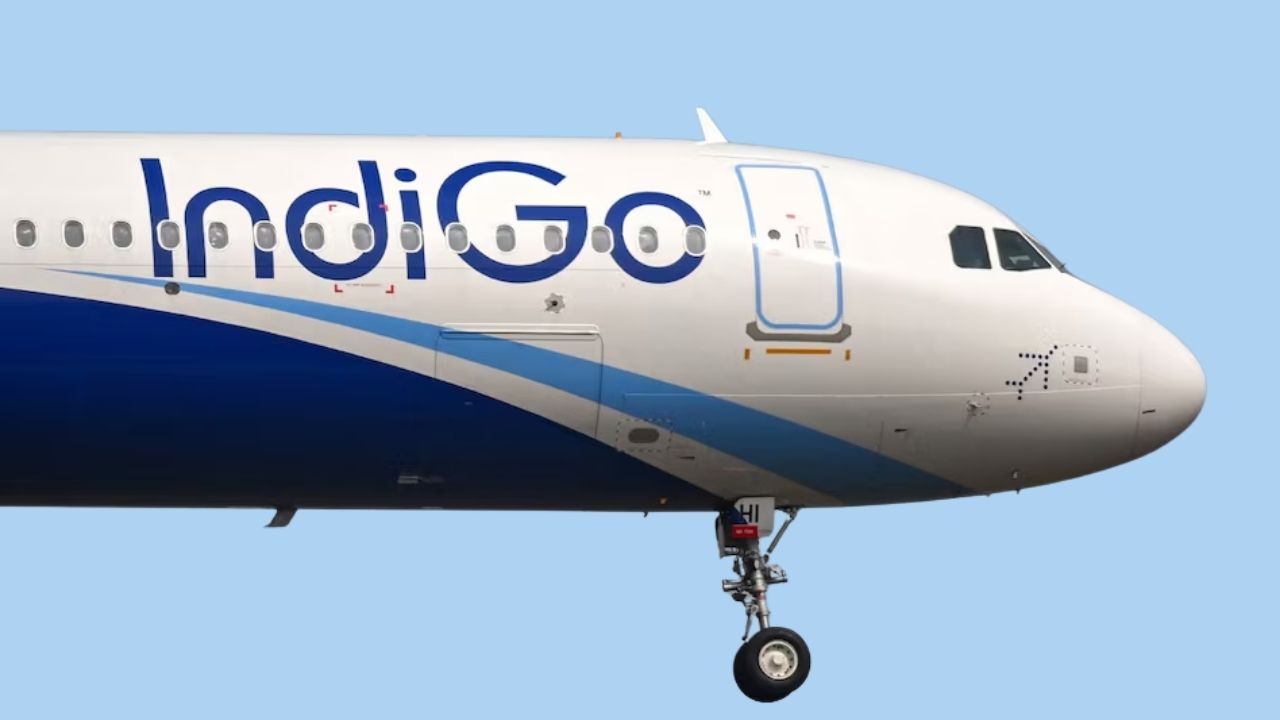 पांच दिन का IndiGo संकट बेकाबू: हज़ारों यात्री फंसे, किराया ब्रेक, हाई-लेवल जांच—एविएशन सिस्टम की सबसे बड़ी परीक्षा
