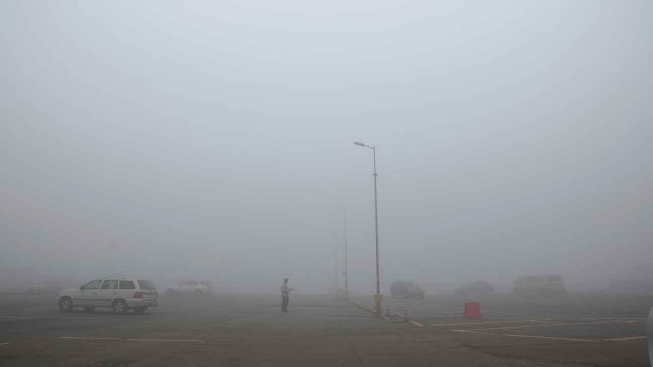 उत्तर भारत में घने कोहरे का असर: उड़ानों में देरी, AAI की एडवाइजरी, कई राज्यों में ऑरेंज अलर्ट