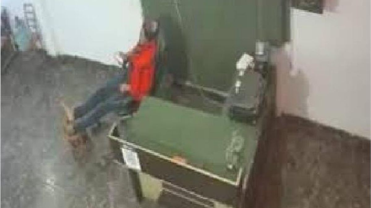 नारनौल में होटल मालिक की अचानक मौत: मोबाइल देखते हुए कुर्सी पर बैठे-बैठे गिर पड़े, CCTV फुटेज आया सामने