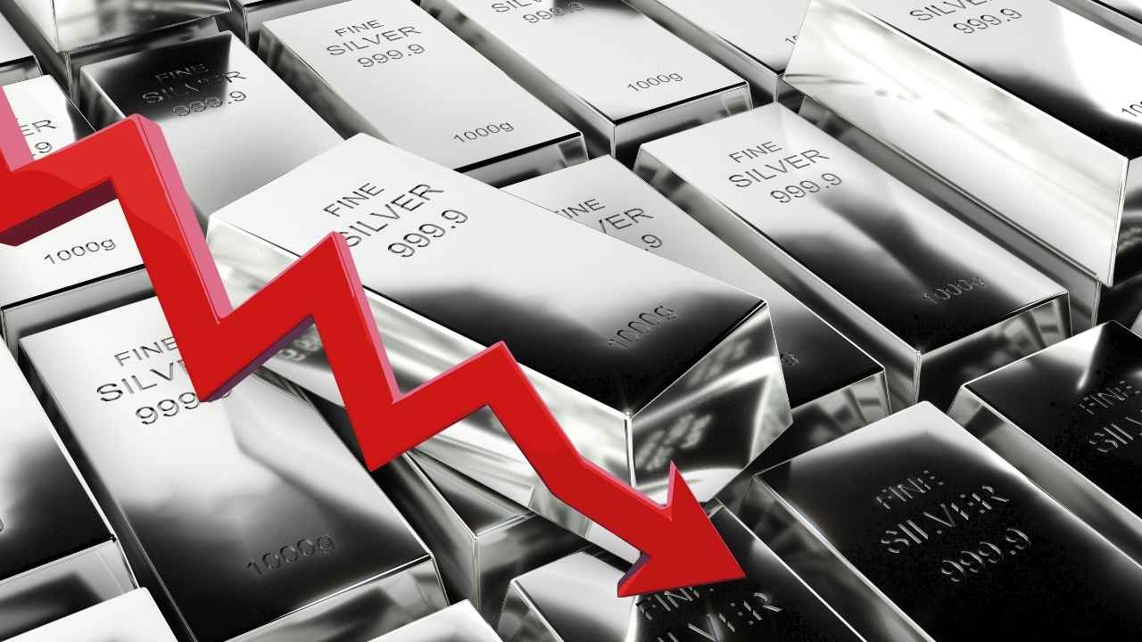 चांदी में ऐतिहासिक महा-गिरावट: ₹1 लाख प्रति किलो तक टूटे दाम, जानें क्या अब चांदी बेचना ही समझदारी है?