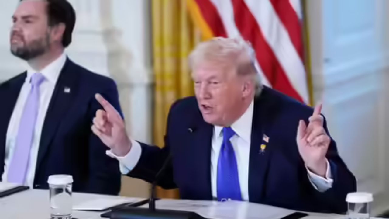 अमेरिका में क्रेडिट कार्ड वालों की चांदी, ट्रंप ने ब्याज दरों पर चलाया 'हंटर', अब 10 फीसदी से ज्यादा नहीं लगेगा चार्ज