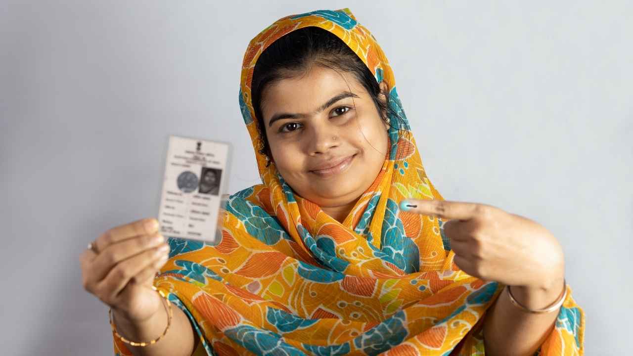 Voter ID Rules 2026: क्या आपके पास भी हैं दो वोटर कार्ड? जेल जाने से पहले तुरंत कर लें ये काम, चुनाव आयोग हुआ सख्त